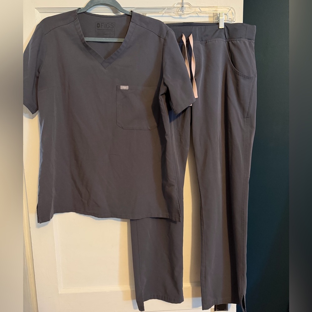 FIGS Charcoal Scrub Set L Caterina One Pocket Top + Kade Cargo Pants
